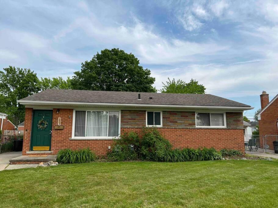 Cozy Bungalow In Madison Heights Extérieur photo